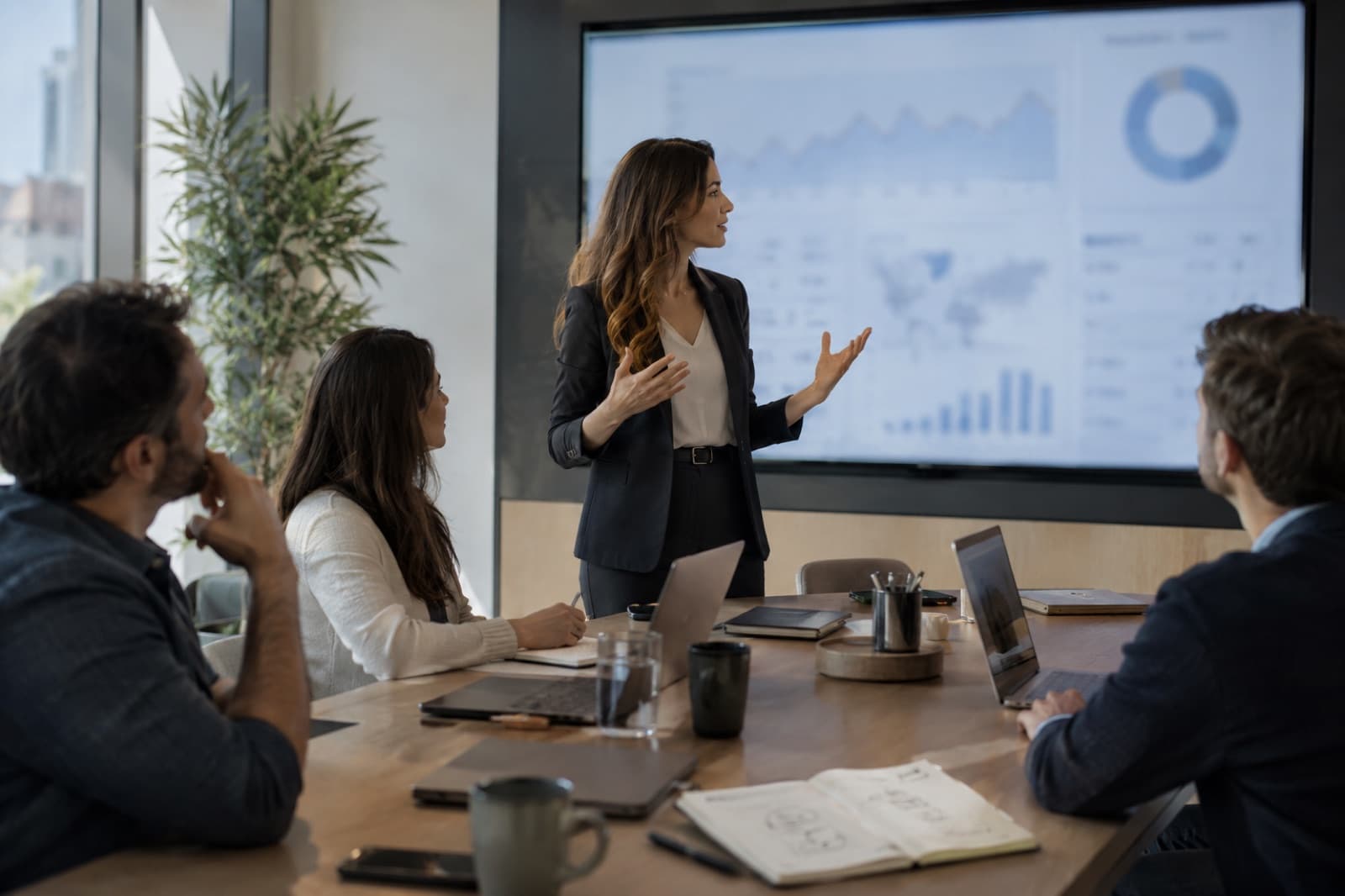 Réunion marketing devant un tableau de bord : choisir les indicateurs à suivre